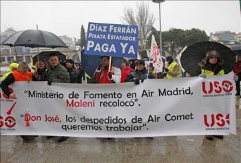 Trabajadores de Air Comet, protestando ante el Ministerio de Fomento. (Foto: EFE)
