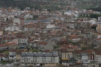 Vista aérea del casco urbano de Verín, donde apenas hay construcción. (Foto: Xesús Fariñas)