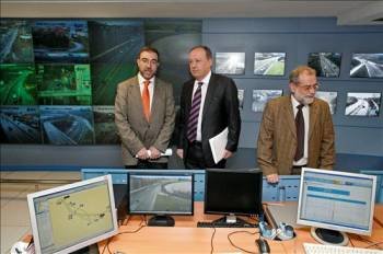 Pedro Pastor del Castillo, Antón Louro y Manuel Pose, en sala de control de pantallas de la Jefatura Provincial de Tráfico. (Foto: Cabalar)
