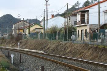 Viviendas próximas a la vía del tren en la actual salida de Ourense hacia Santiago.  (Foto: José Paz)