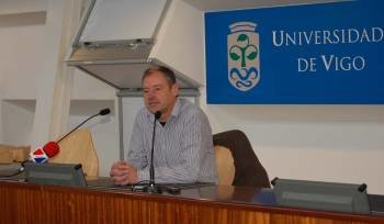 El aspirante a rector de la Universidad de Vigo realizó su presentación oficial como candidato  (Foto: Duvi)