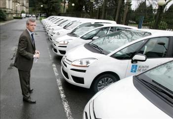 El conselleiro de Presidencia de la Xunta, Alfonso Rueda, supervisa los nuevos doce coches adquiridos. (Foto: X. Rey)