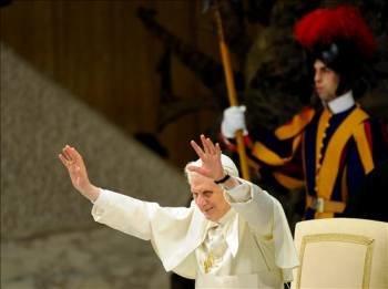 El papa Benedicto XVI bendice a los fieles durante la audiencia pública en el Aula Pablo VI. (Foto: Giuseppe Giglia)