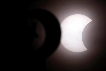 Vista del eclipse anular solar visto tras la luna creciente del minarete de una mezquita de Manila. (Foto: EFE)