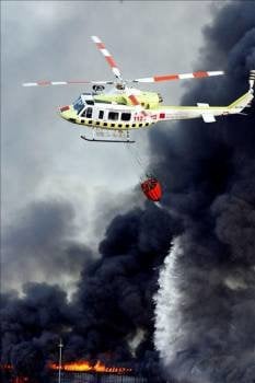 Un helicóptero trabaja en las labores de extinción del incendio. (Foto: Juan Francisco Moreno)