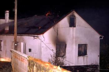 Exterior de la vivienda incendiada situada en la localidad pontevedresa de Tomiño. (Foto: Sxenick)