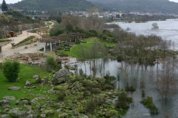 Imagen que presentaba ayer el cauce del río Miño, a su paso por Outariz. (Foto:  José Paz)