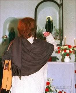 Una mujer realiza el ritual con San Antón.