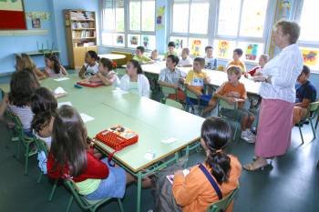 Unos niños atienden las explicaciones de la profesora en un colegio gallego. (Foto: Archivo)