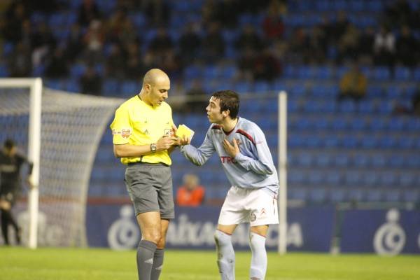 Aspas discute con el árbitro Bernabé García después de que éste le enseñara la segunda amarilla ante la Real. Foto: j.v. landín