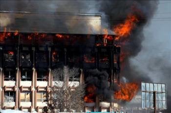 Las llamas y el humo envuelven al hotel Serena durante un tiroteo entre combatientes talibanes y las fuerzas gubernamentales en Kabul. (Foto: S. Sabawoon)