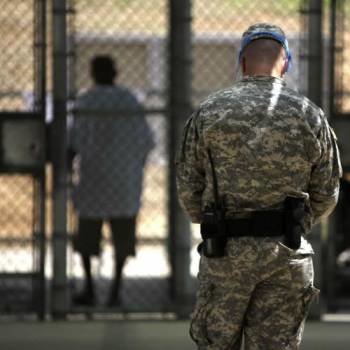 Un militar estadounidense vigila a los presos de la prisión de Guantánamo. (Foto: Archivo)