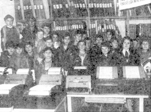 (2) Grupo de alumnos del colegio "Calvo Sotelo" de la ciudad, visitando La Región en 1985.
