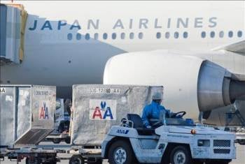 Un operario pasa junto a un avión de Japan Airlines en el aeropuerto de Narita, a las afueras de Tokio. (Foto: Everett Kennedy)