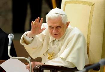 El Papa Benedicto XVI saluda a los fieles. (Foto: EFE)