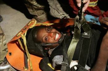 Bomberos de Francia rescatan con vida a la joven Hoteline Losama. (Foto: Orlando Barría)