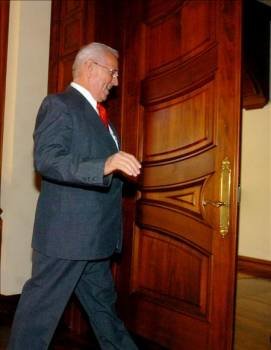El presidente de facto de Honduras, Roberto Micheletti, sale de uno de los salones de la sede de gobierno. (Foto: EFE)