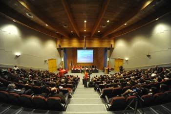 Vista panorámica del salón de actos del Edificio Politécnico, durante la graduación de Derecho. (Foto: Martiño Pinal )