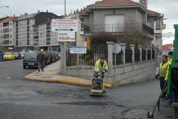 Los operarios trataron de acondicionar los baches aparecidos en la avenida de San Rosendo. (Foto: Eva Domínguez)