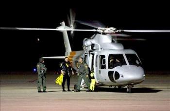 Un equipo de rescate aterriza en el aereopuerto de Almería durante las tareas de búsqueda de las tres personas desaparecidas. (Foto: Carlos Barba)