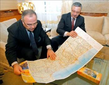 Xosé Sánchez Bugallo y José Blanco observan uno de los mapas de la colección cartográfica sobre el Camino de Santiago. (Foto: Lavandeira Jr.)