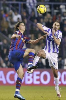 Ibrahimovic disputa la pelota con el ourensano Borja. (Foto: Juan Martín)