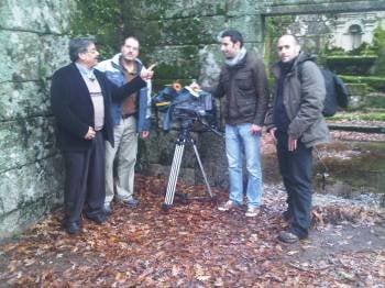 José Lamela y Pablo Villarubia, con dos miembros del equipo de rodaje ayer en A Escusalla. (Foto: Xesús Fariñas)