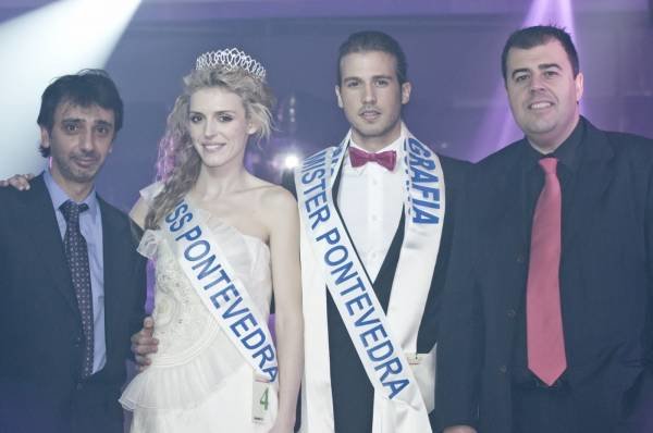 Miss Pontevedra, Yolanda Casanova y Míster Pontevedra, Álvaro Abadín, con los organizadores de la gala. Foto: s.e.