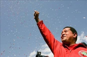 El presidente venezolano, Hugo Chávez, participa en una marcha oficialista. (Foto: EFE)