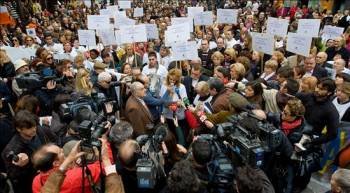 Vista de la manifestación celebrada ante el Consulado de EE.UU. en Valencia, en apoyo a María José Carrascosa. (Foto: Biel Aliño)