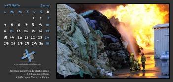 Octubre se ilustra con una imagen del incendio de una cordelería en Boiro.