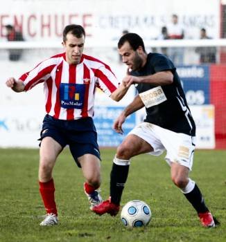 El capitán de C.D. Ourense, Xabi Seoane, disputa la pelota con un futbolista del Alondras. (Foto: Nuria Pérez Martín)