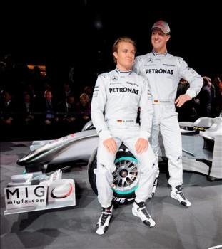 Michael Schumacher y su compañero de equipo, Nico Rosberg. (Foto: Bernd Weissbrod)
