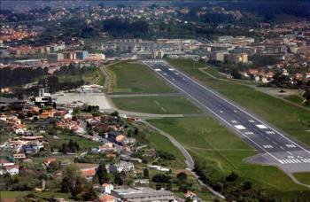Imagen de archivo del Aeropuerto de Alvedro, donde las obras para la ampliación de la pista comenzarán antes de que termine el año. (Foto: Cabalar)