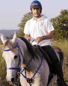 Félix Lorente, sobre uno de sus caballos de competición.