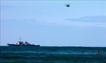Un helicóptero libanés y un barco estadounidense participan en las labores de búsqueda de víctimas del avión Boeing 737. (Foto: Nabil Mounzer)