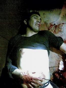 Salvador Cabañas permanece en el suelo tras recibir un disparo en la cabeza. (Foto: EFE)