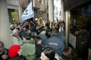 Numerosos ciudadanos se concentraron a las puertas del Ayuntamiento de Ascó durante el pleno. (Foto: Jaume Ignes)