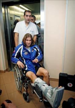 Filipe Luis, a punto de abandonar el hospital. (Foto: Cabalar)