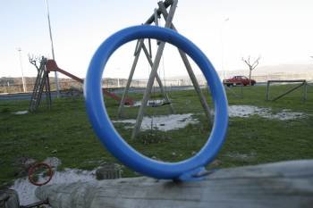 El parque infantil ubicado frente al campo de fútbol municipal presenta graves deficiencias.  (Foto: Miguel Ángel)