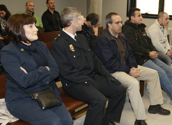 Los acusados, ayer, durante la primera sesión del juicio que se celebra en la Sección Quinta de la Audiencia. foto: vicente.