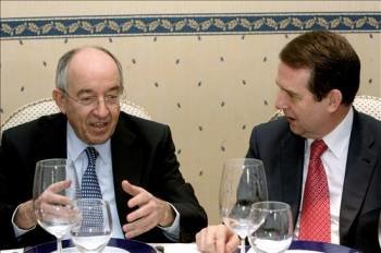 El gobernador del Banco de España, Miguel Ángel Fernández Ordóñez, y el alcalde de Vigo, Abel Caballero. (Foto: Salvador Sas)