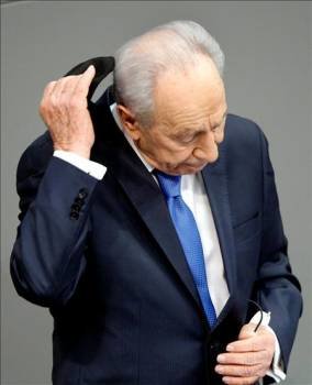 El presidente israelí Shimón Peres se quita su kippa durante su discurso en el Bundestag. (Foto: Wolfgang Kumm)