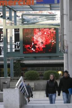  Imagen de la entrada del centro comercial, con la pantalla. (Foto:  Miguel Ángel)