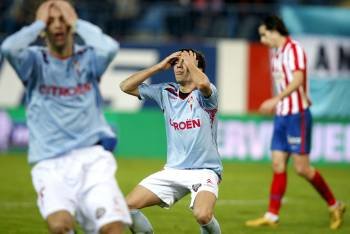 Los jugadores del Celta de Vigo, Miguel Pérez (i) y Iago Aspas, se lamentan de una ocasión fallada.