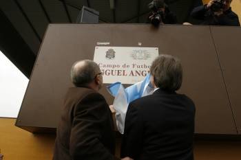 El alcalde de Ourense ayuda a Miguel Angel a descubrir la placa.