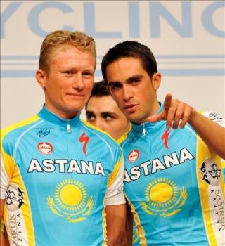 - El ciclista español Alberto Contador (dcha) y su compañero de equipo Kazakh Alexandre Vinokourov .
