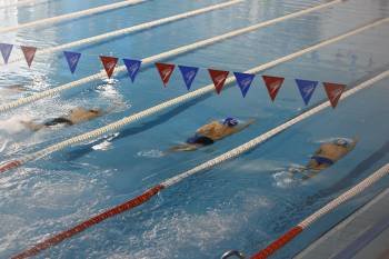  Varios nadadores, ayer durante una de la pruebas. (Foto: El Correo Gallego)
