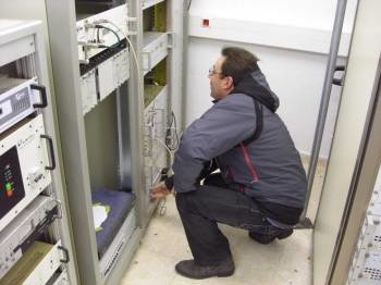 Un técnico desconecta un reemisor analógico, instalado en la comarca de Monterrei.