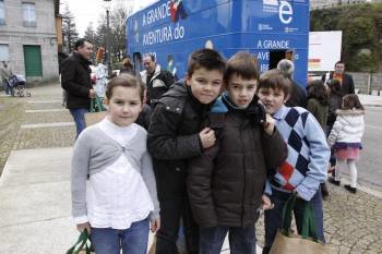 Los niños Sila, Carlos, Manuel y Mario, delante del libro sobre rodas.  (Foto: Xesús Fariñas)